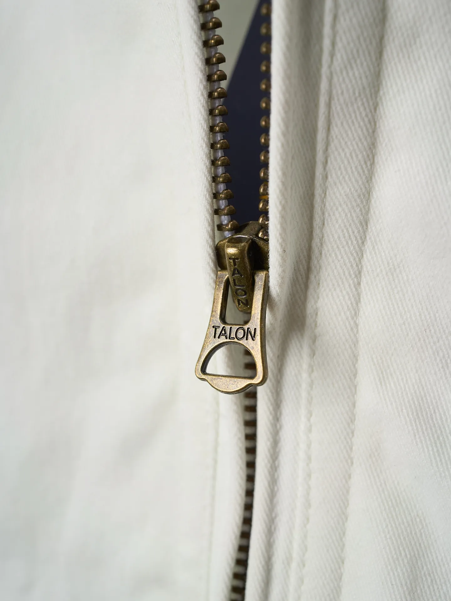 P460 Actual auction] Ralph Lauren/Ralph Lauren blue pony logo embroidered zipper jacket [Ready stock] S M L XL custom cloud velvet white twill cotton, soft and silky, comfortable and skin-friendly. Dressed in pure white, it exudes an innate elegance. The exquisite indigo pony logo is embellished. Fully recognizable. With an atmosphere of freedom and vitality, a symphony of pure and smart colors, and a neat version to reconstruct the classics. Use versatile genes to define modern relaxation. Use imported machine embroidery technology. Use advanced computer control systems and precision mechanical components to achieve iconic pony embroidery operations. High precision. Smooth and delicate lines. Template machine bag opening. Preset templates guide the position, shape and size of the bag opening. Accuracy ensures the quality of the bag opening effect. The hem is made in one go using a three-needle waist stretching machine. The special needle position and feeding mechanism of the machine are used to sew the elastic band and the fabric together in the same process. The three-needle design is more solid. Able to evenly distribute pressure to ensure tight fit between the elastic band and the fabric. Process 4: The fabrics are washed carefully and have a better hand feel. Not easy to deform, not easy to shrink, not easy to fade, and maintain long-term beauty and fit.